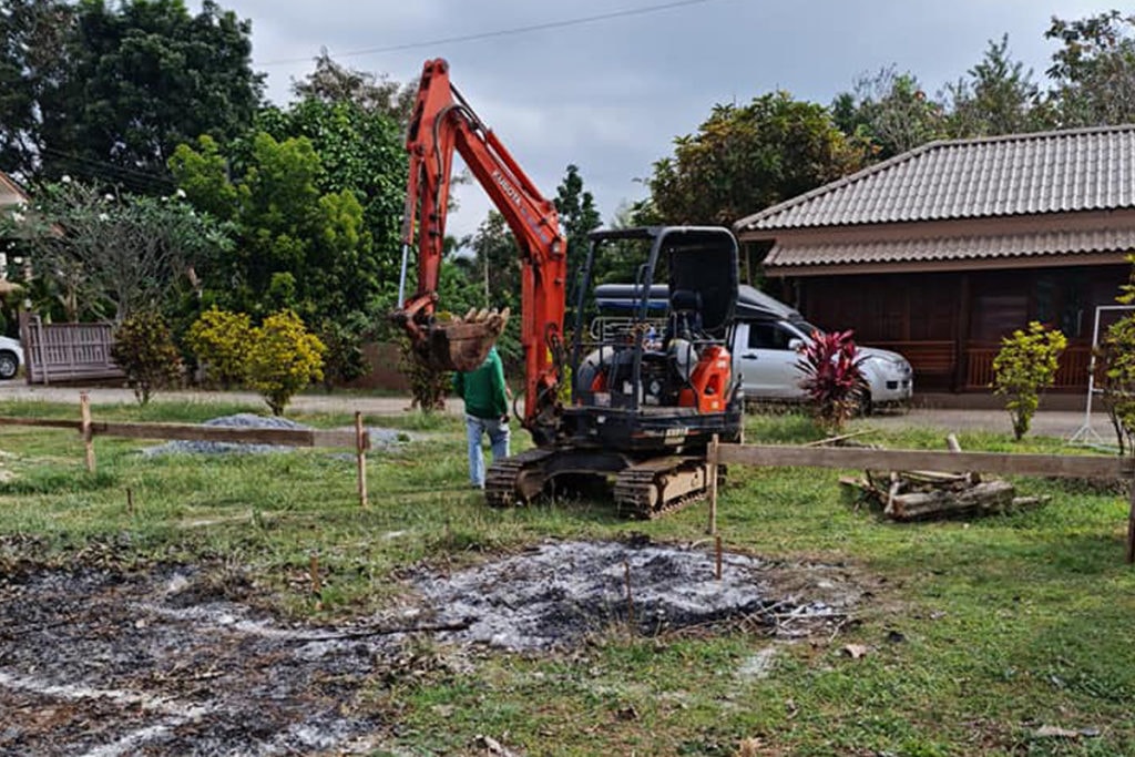 รถขุดเล็กรับจ้างลำพูน