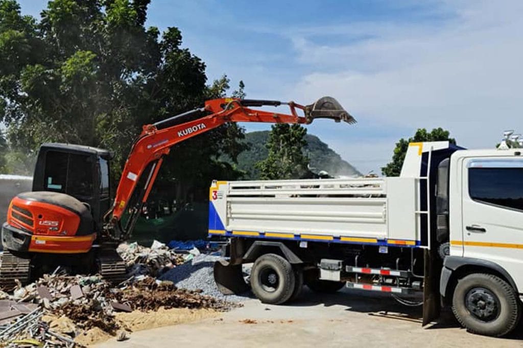 รถแบคโฮเล็กลำพูน